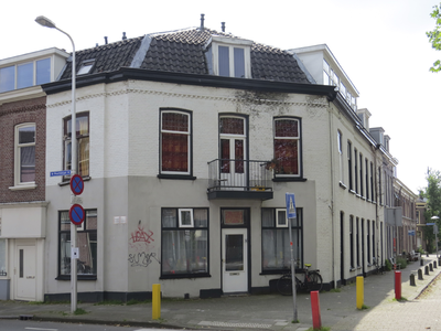 908668 Gezicht op het winkelhoekpand Poortstraat 75 te Utrecht, met rechts de Bollenhofsestraat.N.B. bouwjaar: 18931900 ...